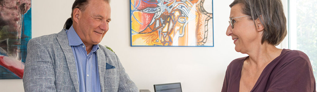 Klinikdirektor Prof. Dr. Loew der Klinik für Psychosomatische Medizin und Psychotherapie am Caritas-Krankenhaus St. Maria im Gespräch mit einer Patientin