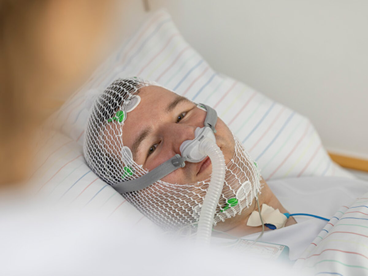 Patient im Schlaflabor der Klinik für Pneumologie am Caritas-Krankenhaus St. Maria Donaustauf