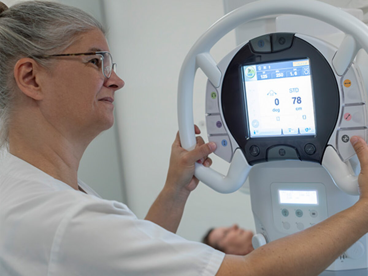 Mitarbeiterin des Instituts für Radiologie der Fachklinik Donaustauf bei der Bedienung eines Untersuchungsgeräts