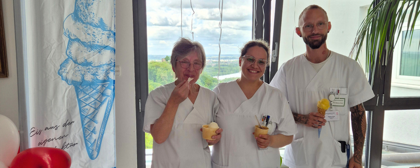 Drei Mitarbeiterinnen und Mitarbeiter mit Eis in der Hand