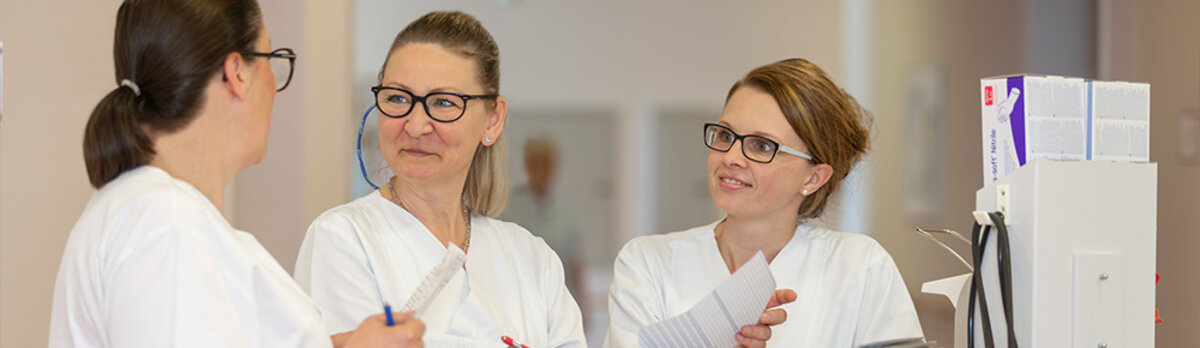 Drei Pflegekräfte des Caritas-Krankenhauses St. Maria Donaustauf auf Station