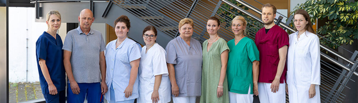 Mitarbeitende verschiedener Abteilungen des Caritas-Krankenhauses St. Maria in Donaustauf