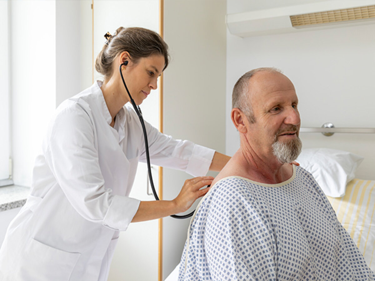 Ärztin der Fachklinik Donaustauf bei der Behandlung eines Patienten