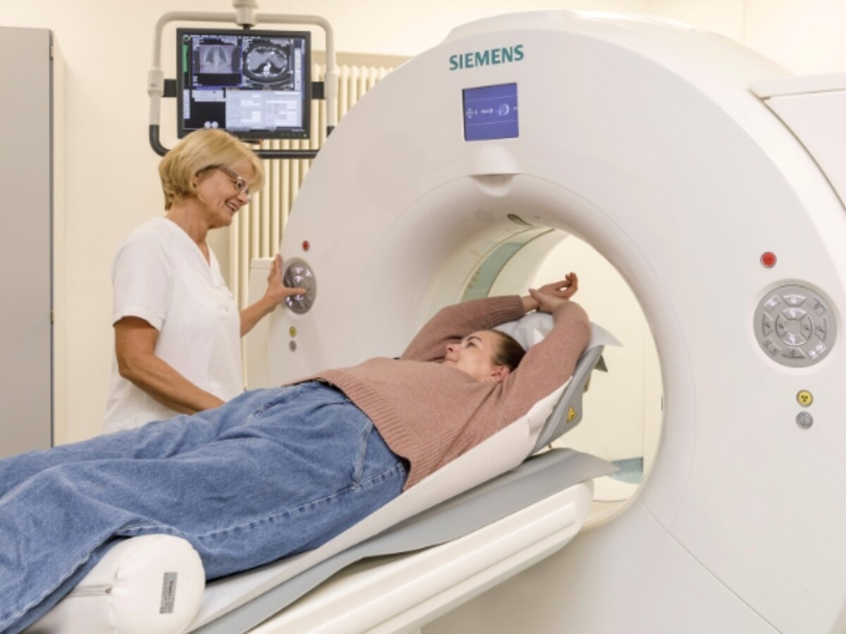 Mitarbeiterin der Radiologie der Fachklinik Donaustauf führt einen CT-Scan durch