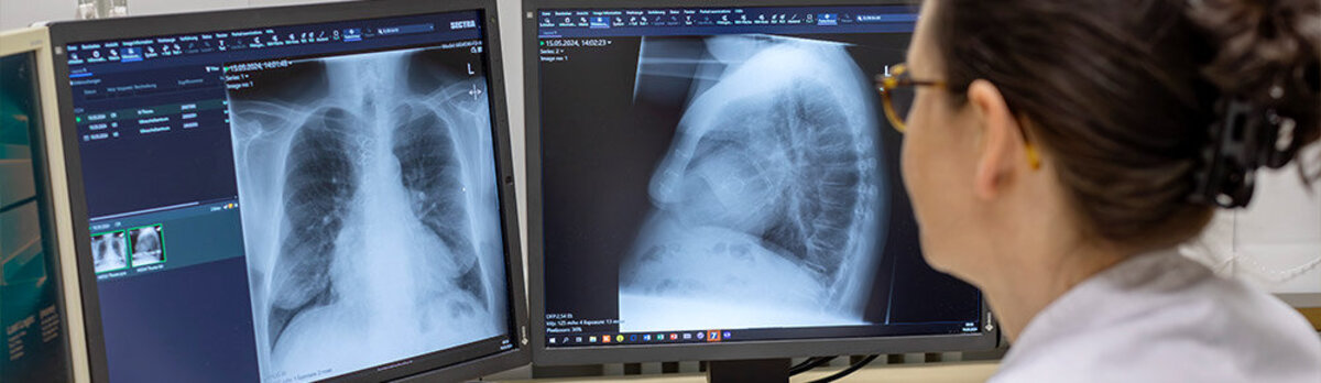 Eine Mitarbeiterin der Radiologie am Caritas-Krankenhaus St. Maria Donaustauf bei der Betrachtung von Röntgenbildern