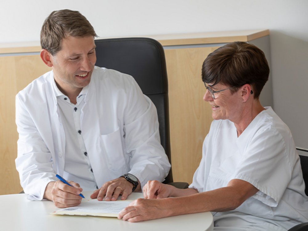 Direktor der Lungenklinik Donaustauf Prof. Maximilian Malfertheiner im Gespräch mit einer Mitarbeiterin