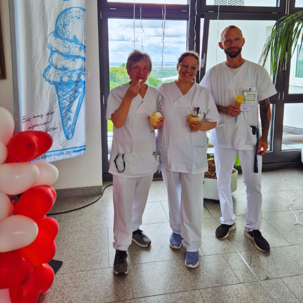 Drei Mitarbeiterinnen und Mitarbeiter mit Eis in der Hand
